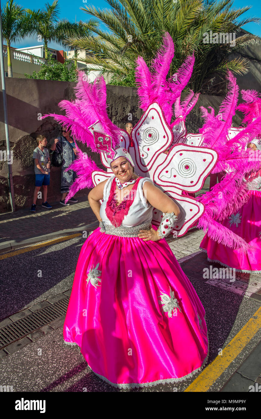Mujer en coloridos trajes, Carnaval, carnaval callejero, Puerto de la Cruz,  Tenerife, Islas Canarias, España Fotografía de stock - Alamy