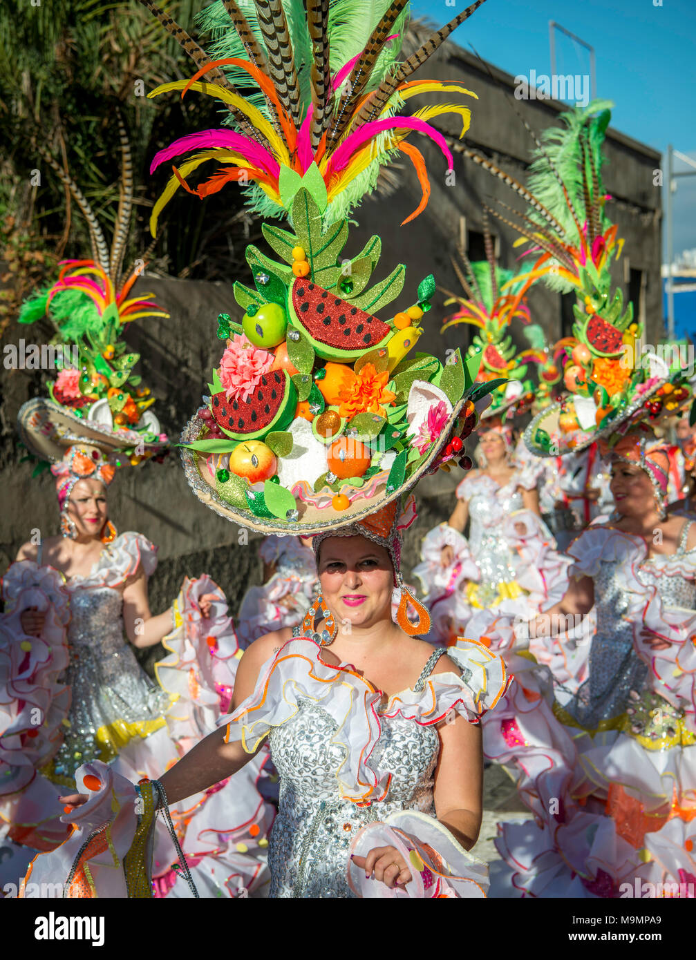 Las mujeres en trajes coloridos, Carnaval, carnaval callejero, Puerto de la  Cruz, Tenerife, Islas Canarias, España Fotografía de stock - Alamy
