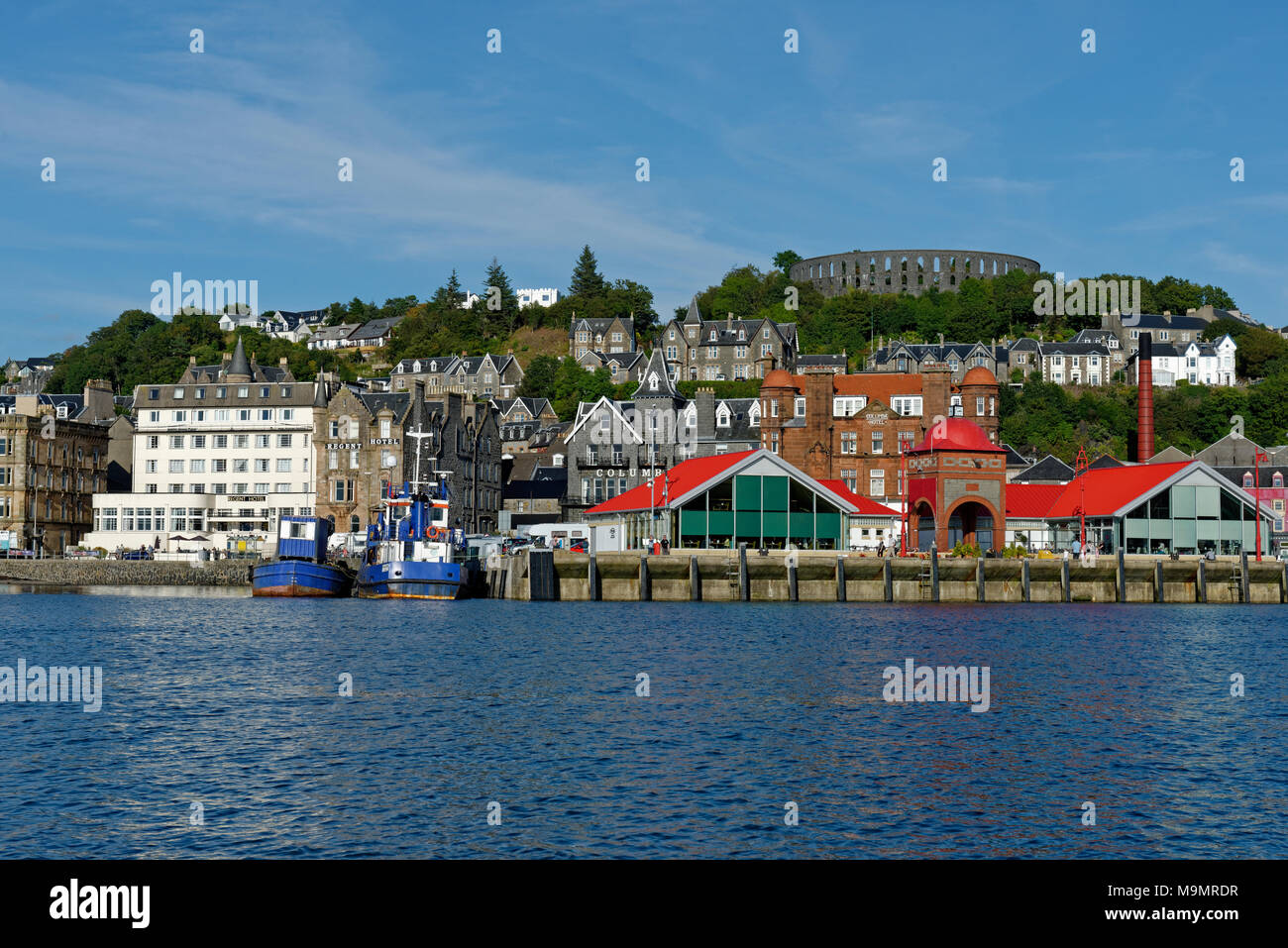 El puerto y el centro de la ciudad con la Torre de McCaig, Oban, Argyll and Bute, en Escocia, Gran Bretaña Foto de stock