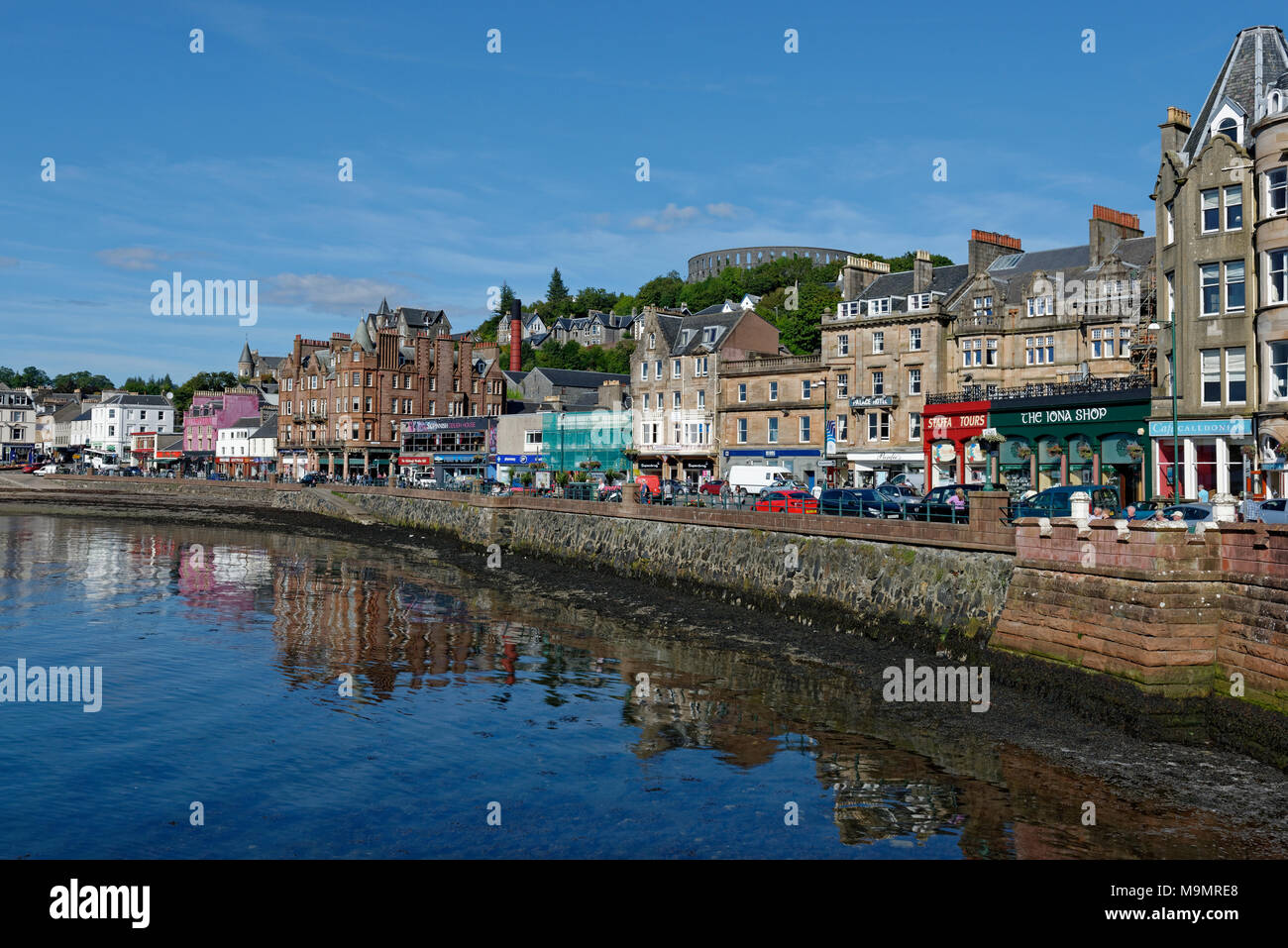 El puerto y el centro de la ciudad con la Torre de McCaig, Oban, Argyll and Bute, en Escocia, Gran Bretaña Foto de stock