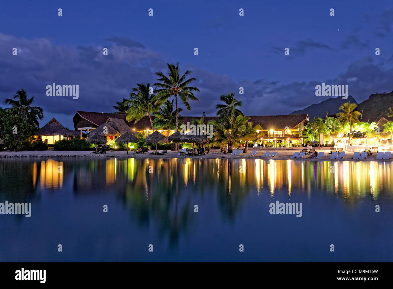 Por la noche el hotel, hotel de lujo, Resort, Interconti Moorea, las islas de la sociedad, islas de Sotavento, Océano Pacífico Foto de stock