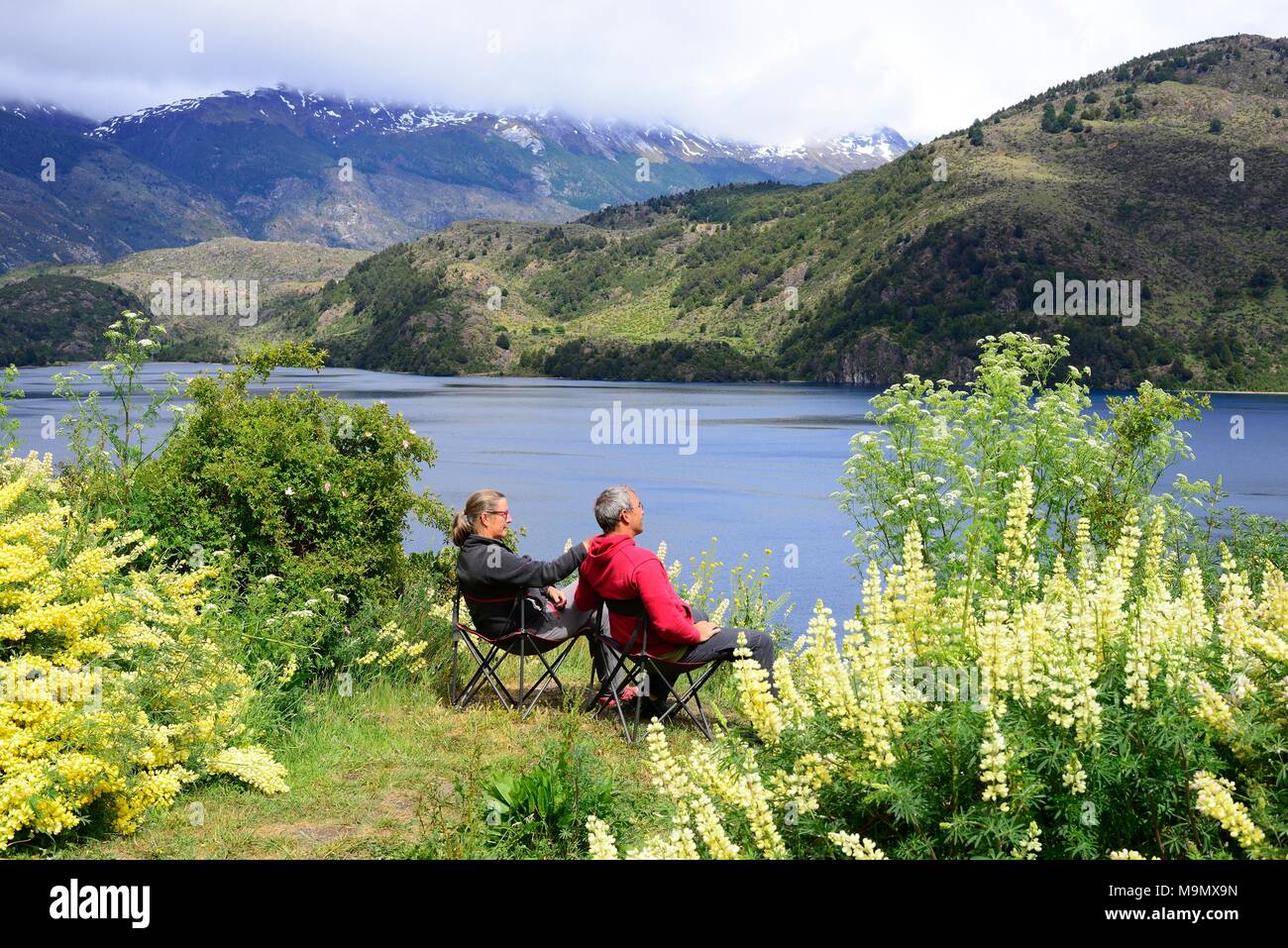Couple camping chairs fotografías e imágenes de alta resolución - Alamy