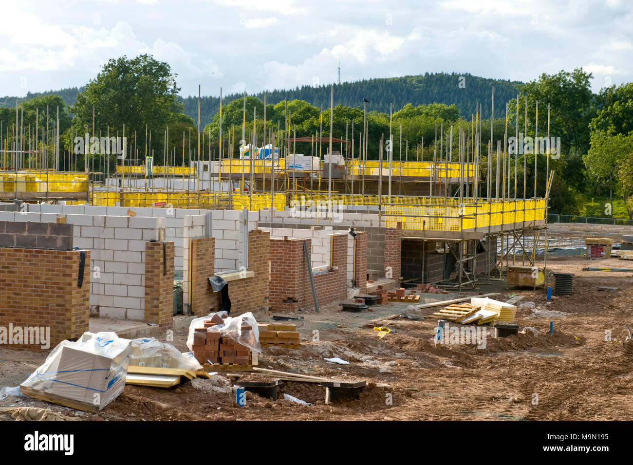 Caqui hogares lectores sitio de retiro casas en construcción en un emplazamiento nuevo en heno en Wye Gales Powys UK Foto de stock