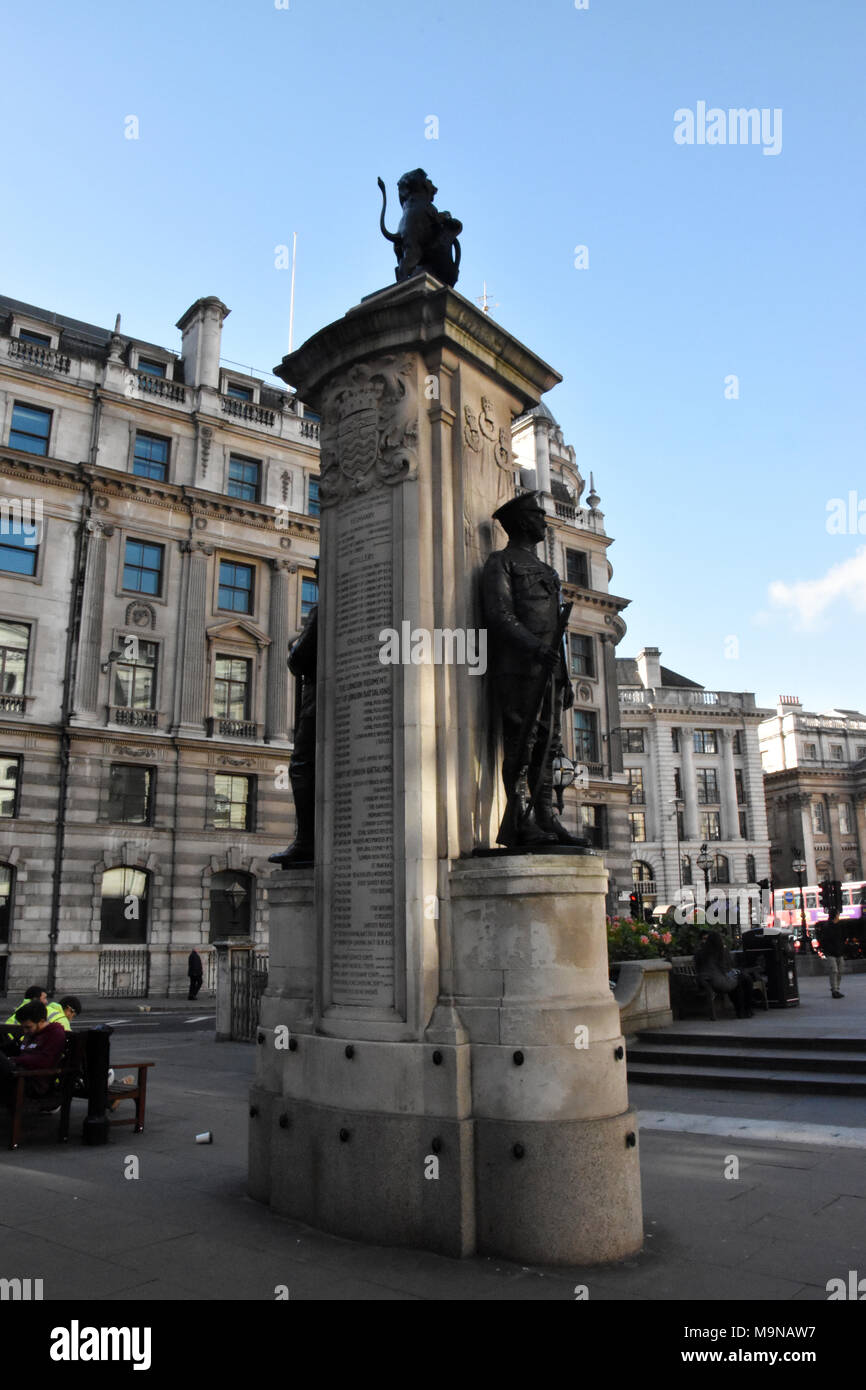 Estatua de Arthur Wellesley, primer duque de Wellington fuera del Royal Exchange en la ciudad de Londres. El actual edificio fue inaugurado el 28 de octubre de Foto de stock