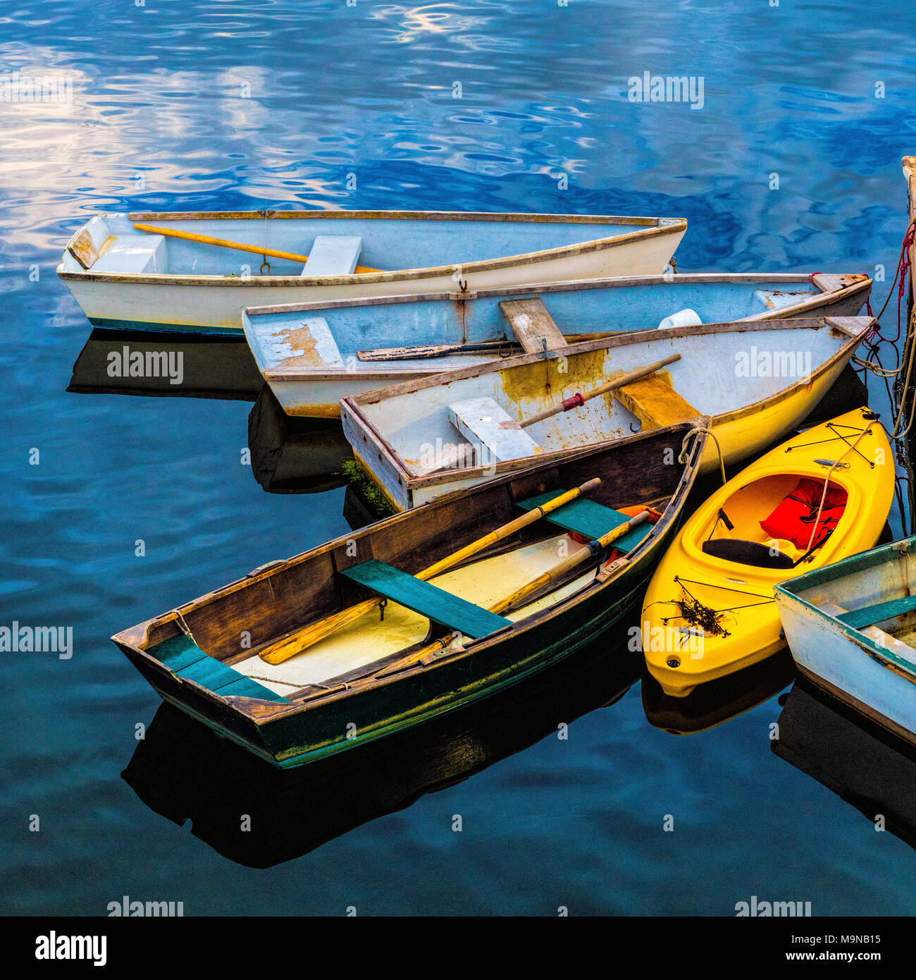 Pequeñas embarcaciones en muelle Foto de stock