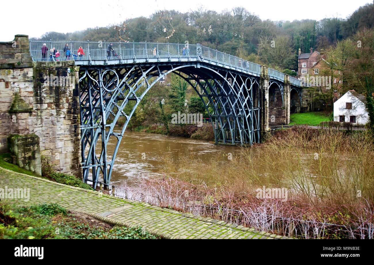 El Puente de Hierro en Shropshire Inglaterra, construido por el ingeniero Thomas Telford, pionero de la tecnología innovadora en la revolución industrial Foto de stock