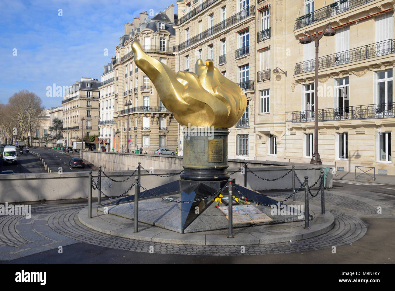 La llama de la Libertad (1989) de cobre dorado de una réplica de la Estatua de la libertad la llama de París (adoptado como una extraoficial Memorial a la Princesa Diana de Gales) Foto de stock