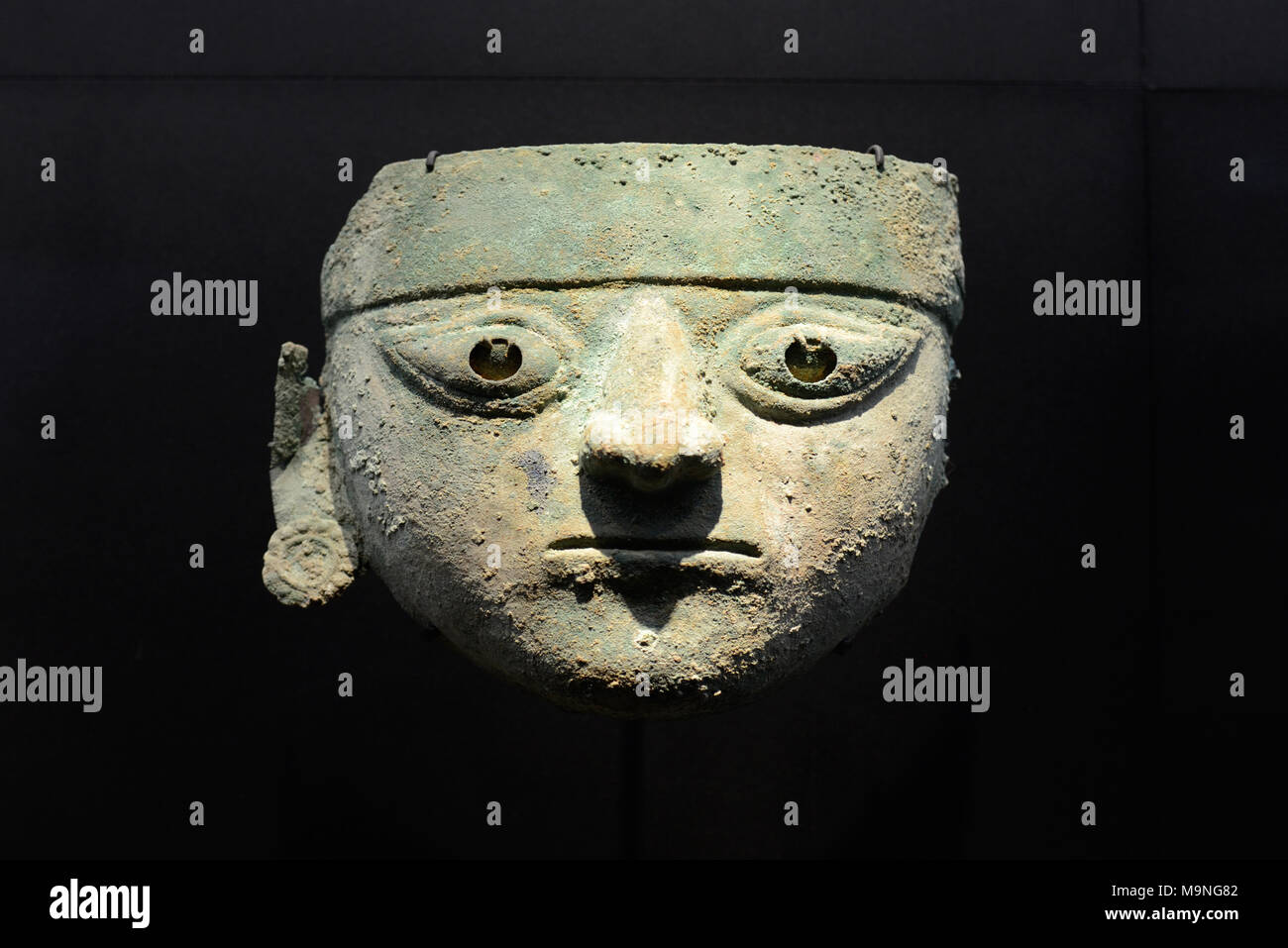 Máscara funeraria de cobre y plata (350-60AD) de la Moche o Mochica cultura o civilización cerca de Trujillo Perú Foto de stock