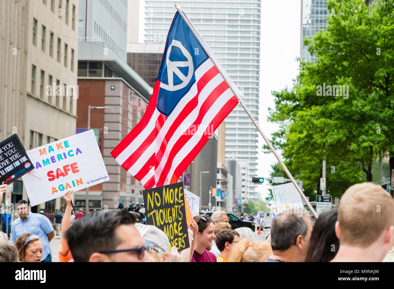 Una bandera americana diseñada con un símbolo de paz vuela durante la Marcha por Nuestras Vidas protestas en Houston Foto de stock
