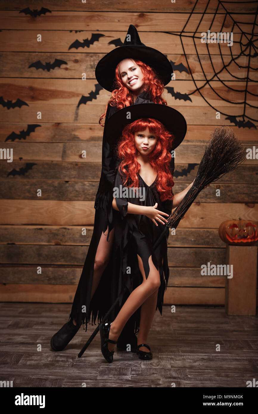 Disfraces de brujas de halloween fotografías e imágenes de alta resolución  - Alamy