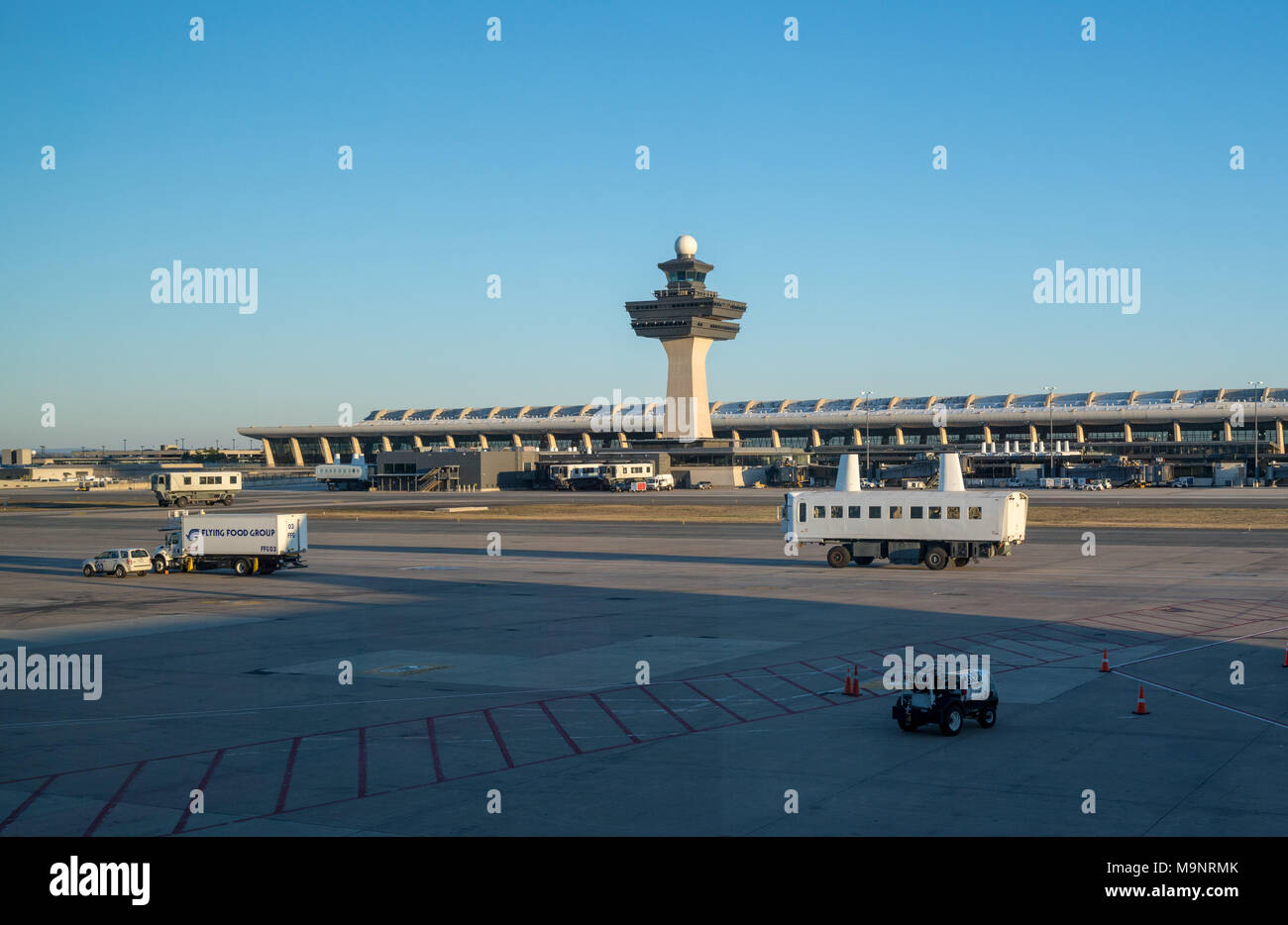 Monovolumen en el aeropuerto Dulles, en las afueras de Washington DC Foto de stock