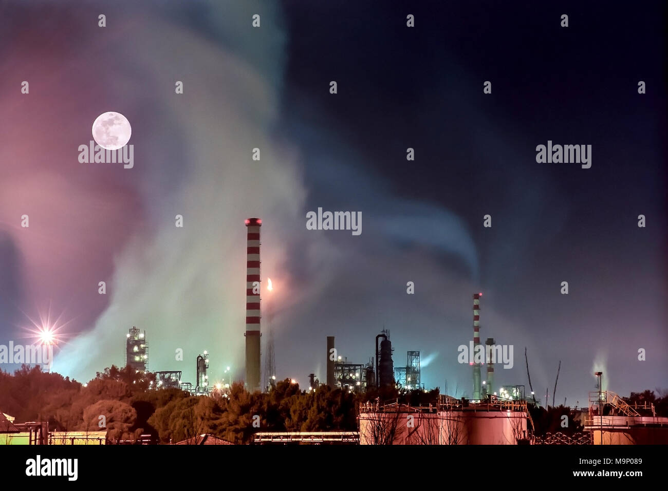 La contaminación del aire producida por una fábrica de aceite, Livorno, Toscana, Italia Foto de stock