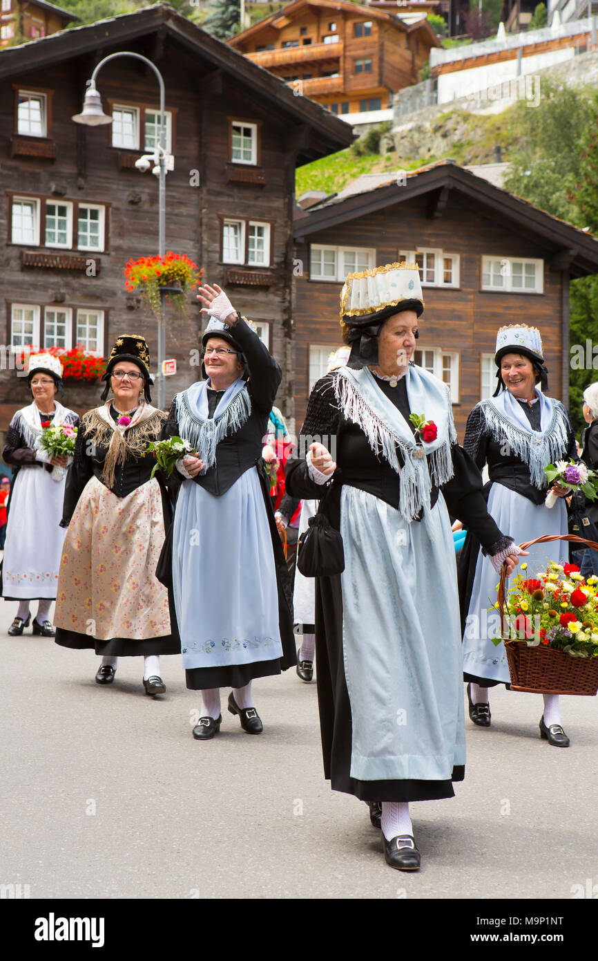 Las mujeres en vestidos tradicionales suizos en un desfile en Zermatt, Valais, Suiza Foto de stock