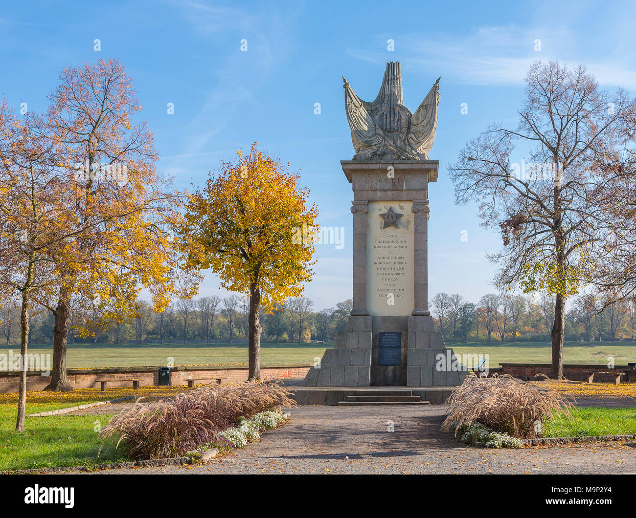 Monumento del Encuentro, monumento soviético recordando el encuentro con las tropas estadounidenses en 1945 sobre el río Elba en Torgau, Sajonia Foto de stock