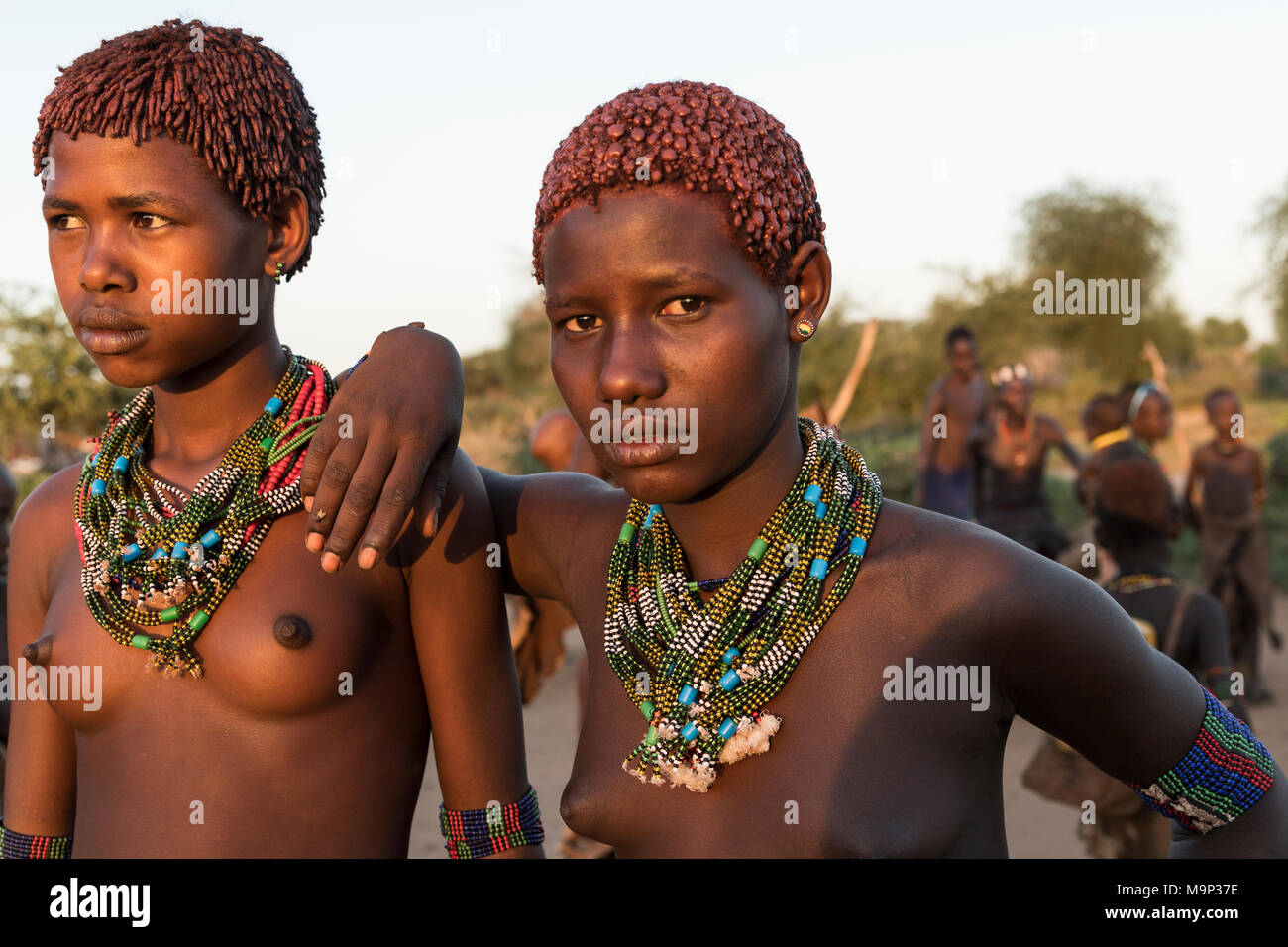 Dos niñas con collares, ca. 15 -16 años, Hamer Tribe, retrato, Turmi, región del sur de las naciones, nacionalidades y pueblos Foto de stock