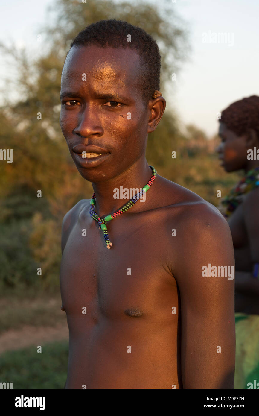 Hombre, 20 años, ca Hamer Tribe, retrato, Turmi, región del sur de las naciones, nacionalidades y pueblos de Etiopía Foto de stock