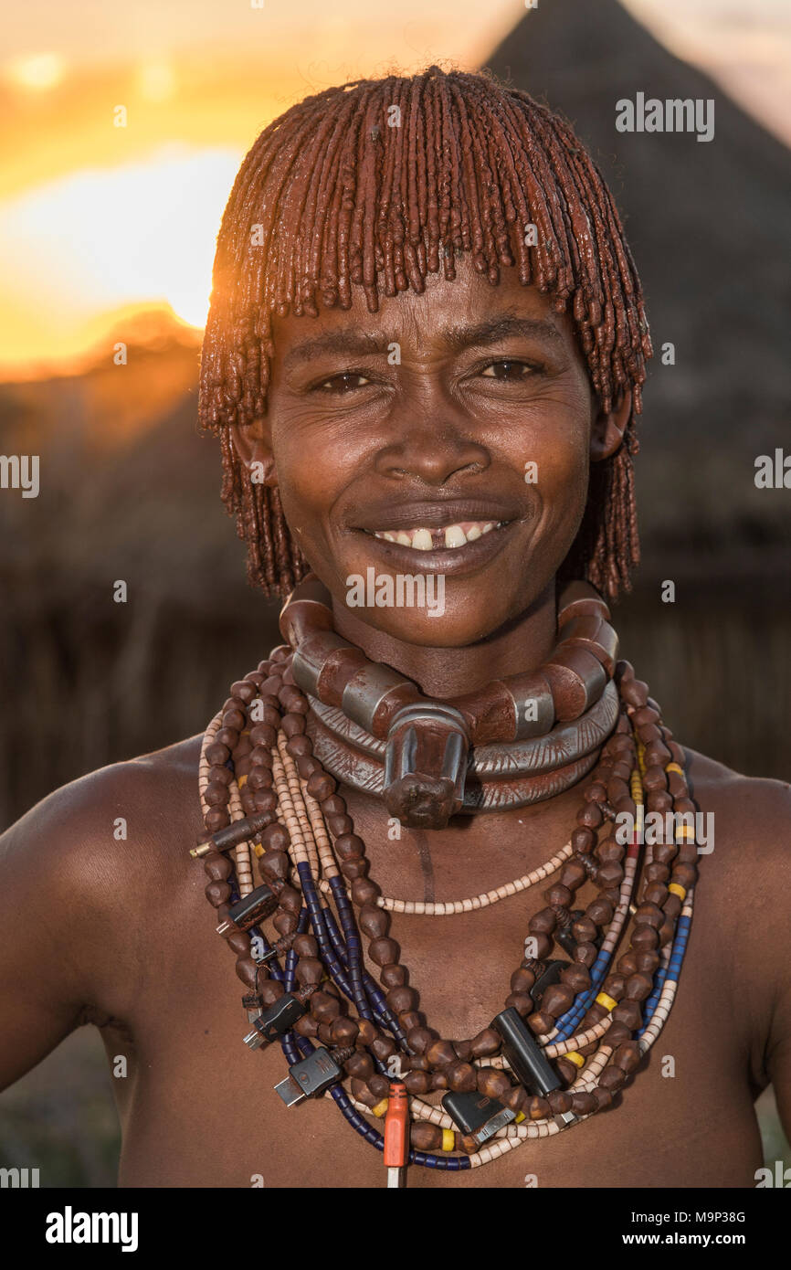 La mujer casada de la tribu Hamer con collar en la puesta de sol, retrato, Turmi, región del sur de las naciones, nacionalidades y pueblos Foto de stock