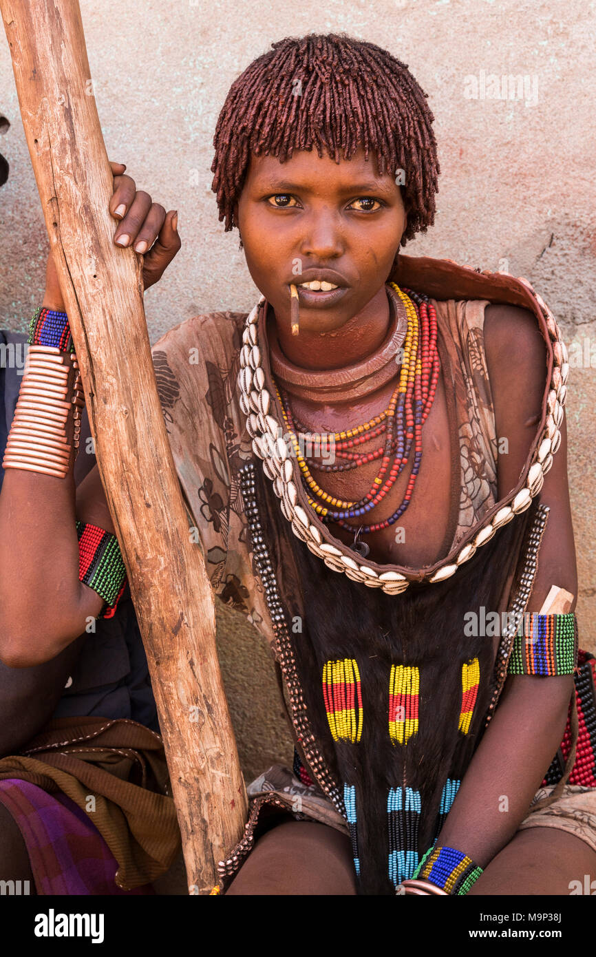 Mujer joven con ropas tradicionales de la tribu Hamer, Turmi, región del sur de las naciones, nacionalidades y pueblos Foto de stock
