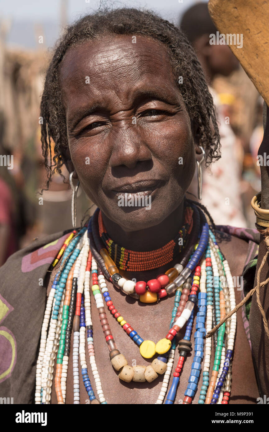 Casado anciana de Arbore tribu, retrato, Turmi, Etiopía Foto de stock