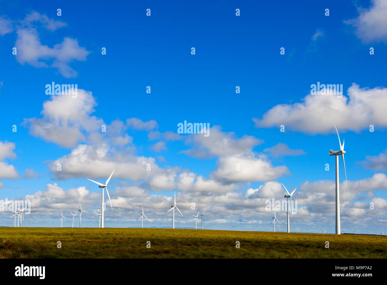 Las turbinas eólicas con cielos nublados cerca Lybster, Caithness, Sutherland, Highlands, Escocia, Gran Bretaña Foto de stock