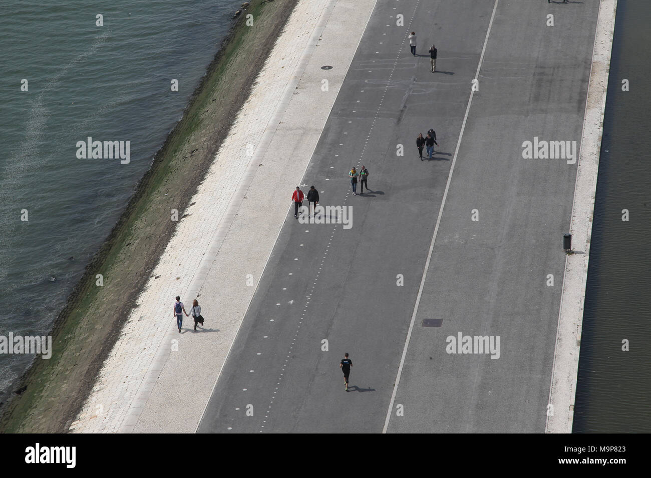 La gente caminando en agus riverside en Lisboa FOTO GONÇALO ROSA DA SILVA Foto de stock