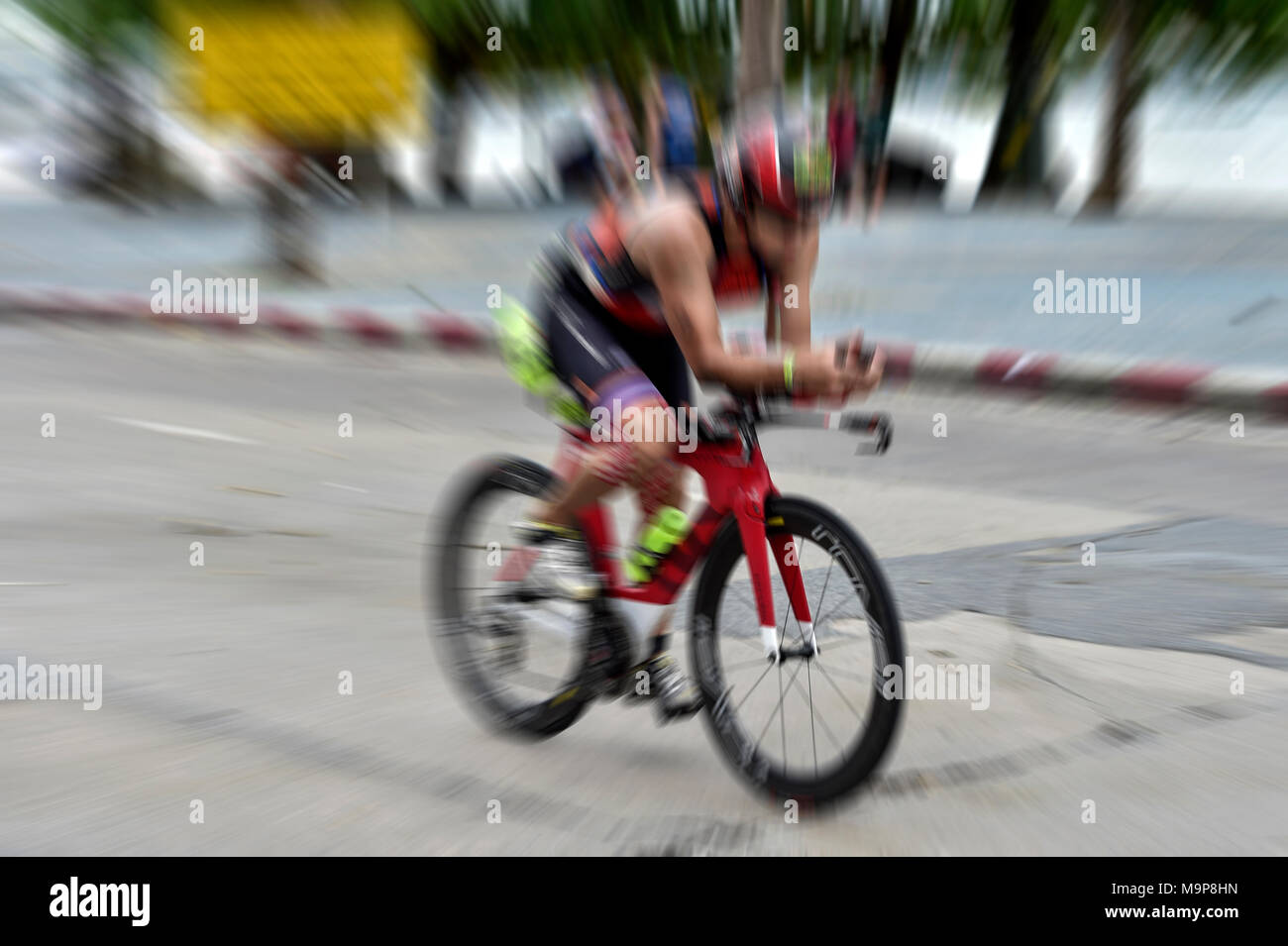 Ciclista en Pattaya, Tailandia triatlón Foto de stock