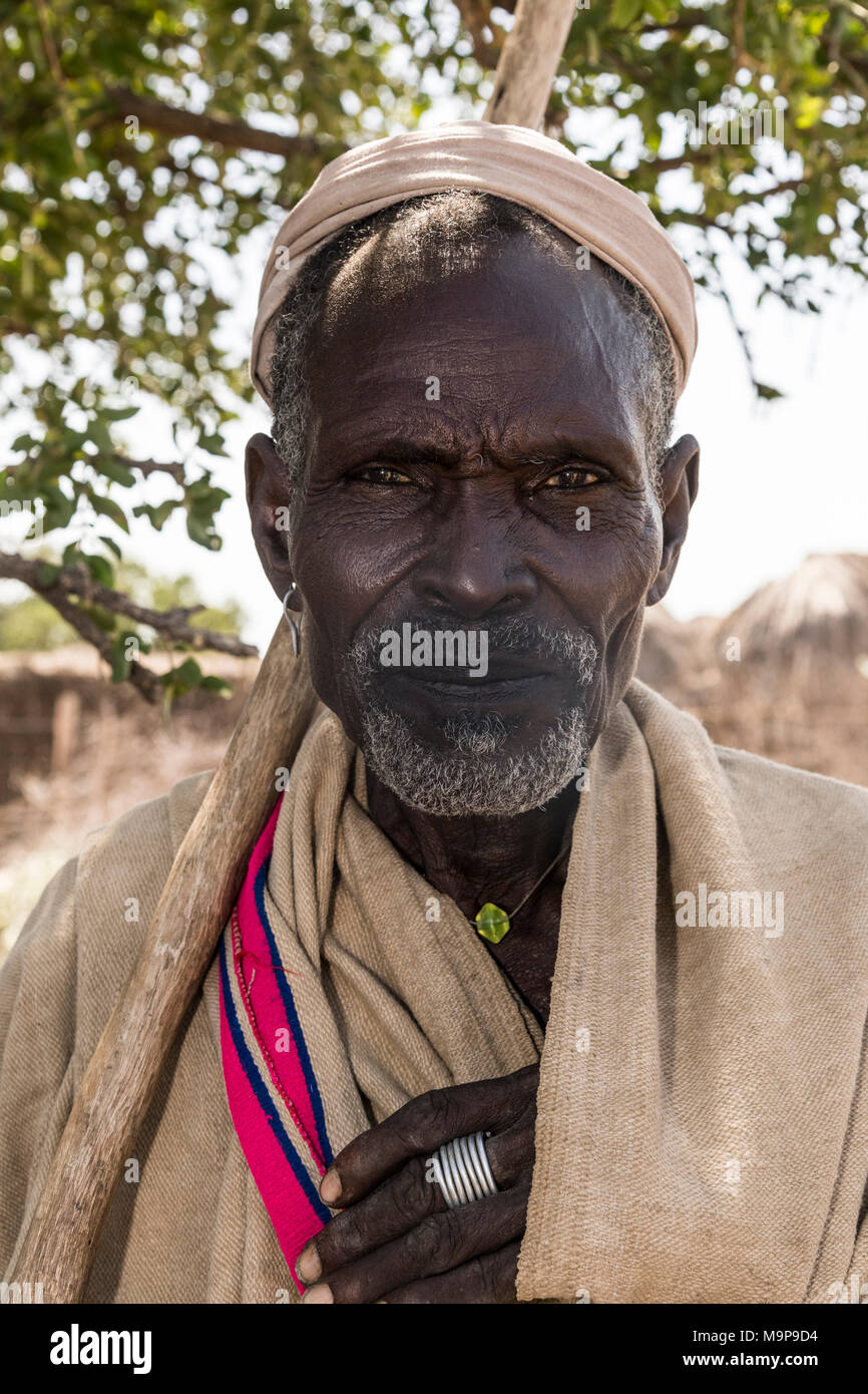 Un anciano de la tribu Arbore, retrato, Turmi, las naciones del Sur las Nacionalidades y los pueblos de la región, Etiopía Foto de stock