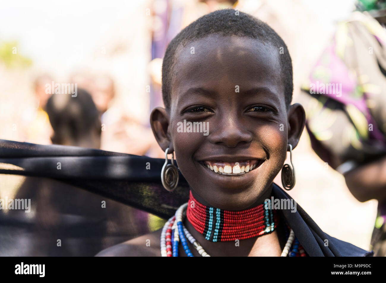 La niña de Arbore tribu, retrato, Turmi, las naciones del Sur las Nacionalidades y los pueblos de la región, Etiopía Foto de stock