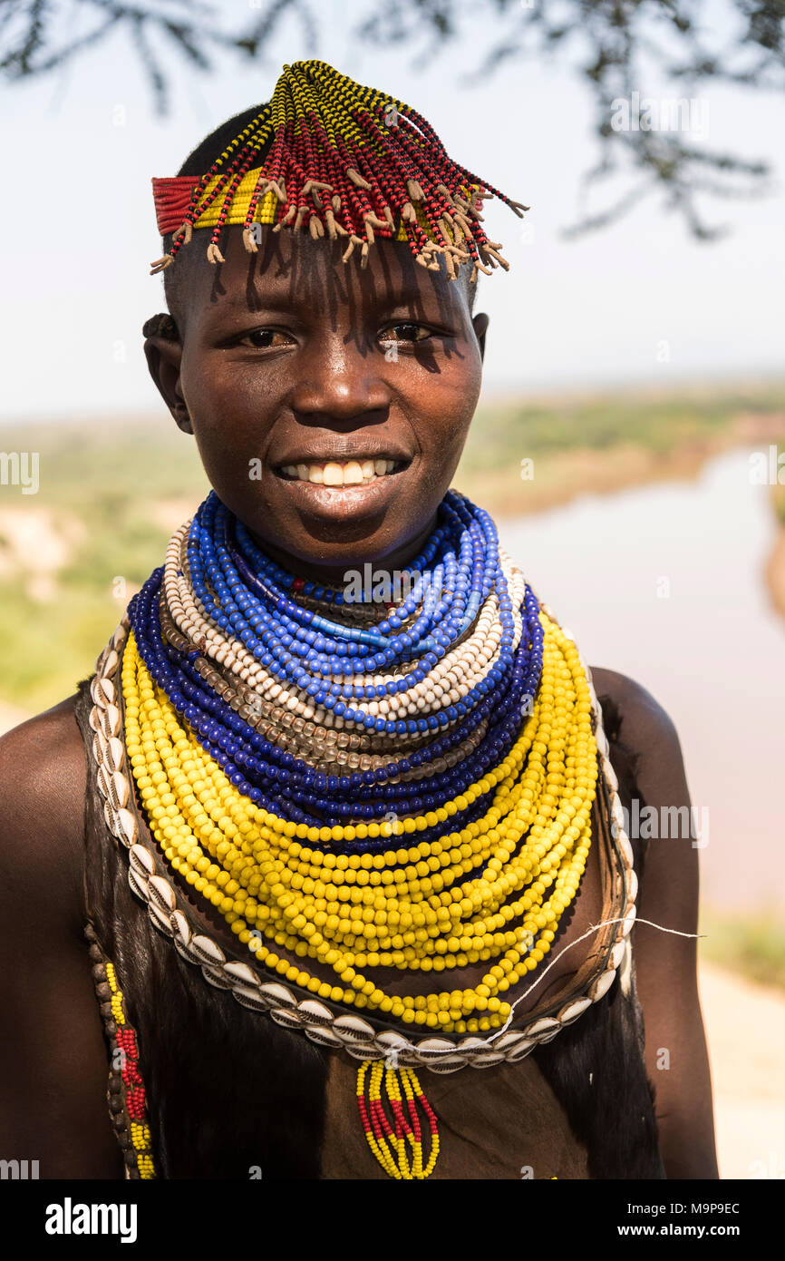 Mujer joven con joyas tradicionales, retrato, tribu Karo, omo River, las naciones del Sur las Nacionalidades y los pueblos de la región Foto de stock
