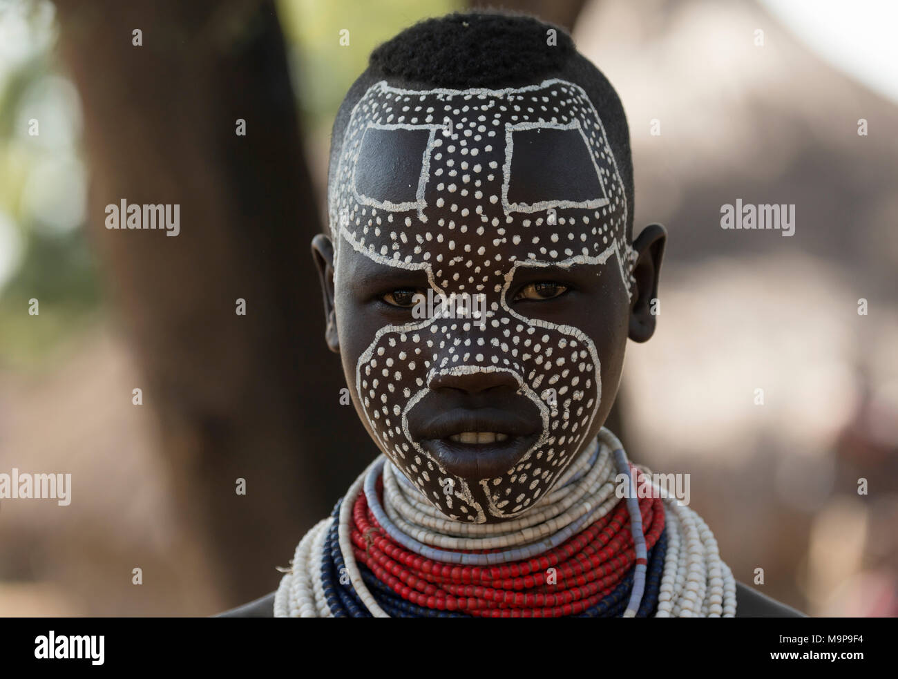 Mujer joven con pintura facial de la tribu Karo, retrato, las naciones del Sur las Nacionalidades y los pueblos de la región, Etiopía Foto de stock