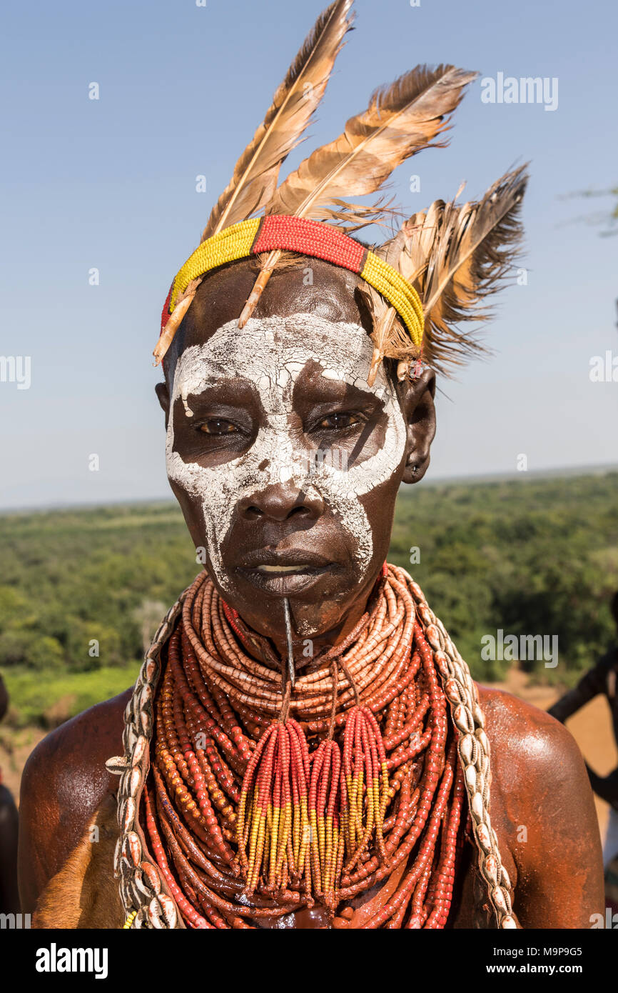 Mujer con cara de pintura y decoración de plumas, la tribu Karo, las naciones del Sur las Nacionalidades y los pueblos de la región, Etiopía Foto de stock