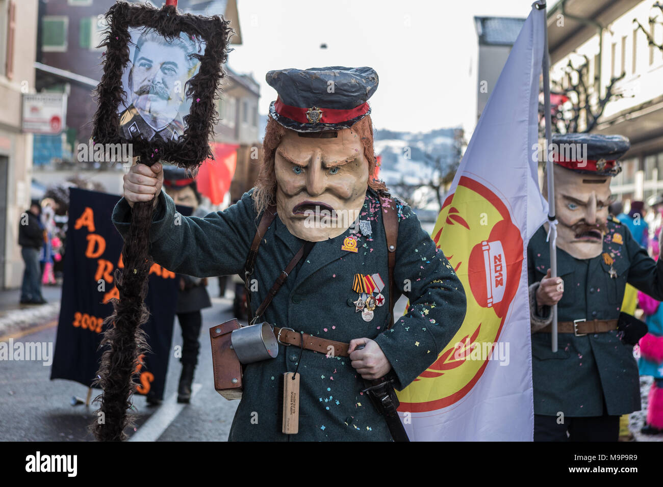 Vestida como oficial ruso, 41ª Motteri Fasnachtsumzug, Desfile de Carnaval, Malters, Lucerna, Suiza Foto de stock