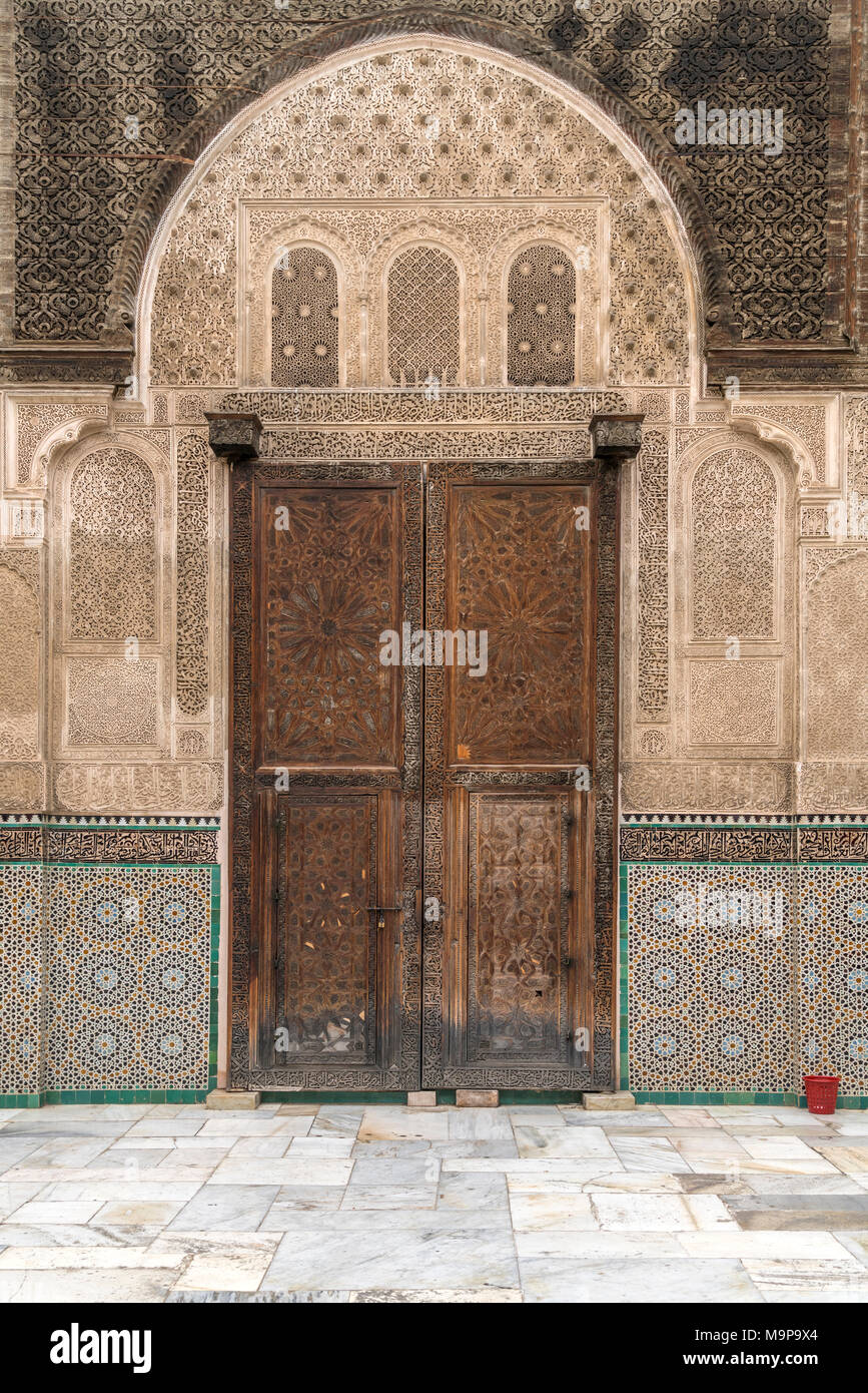 Puerta de la escuela coránica de la Medersa Bou Inania, Fez, Marruecos Foto de stock