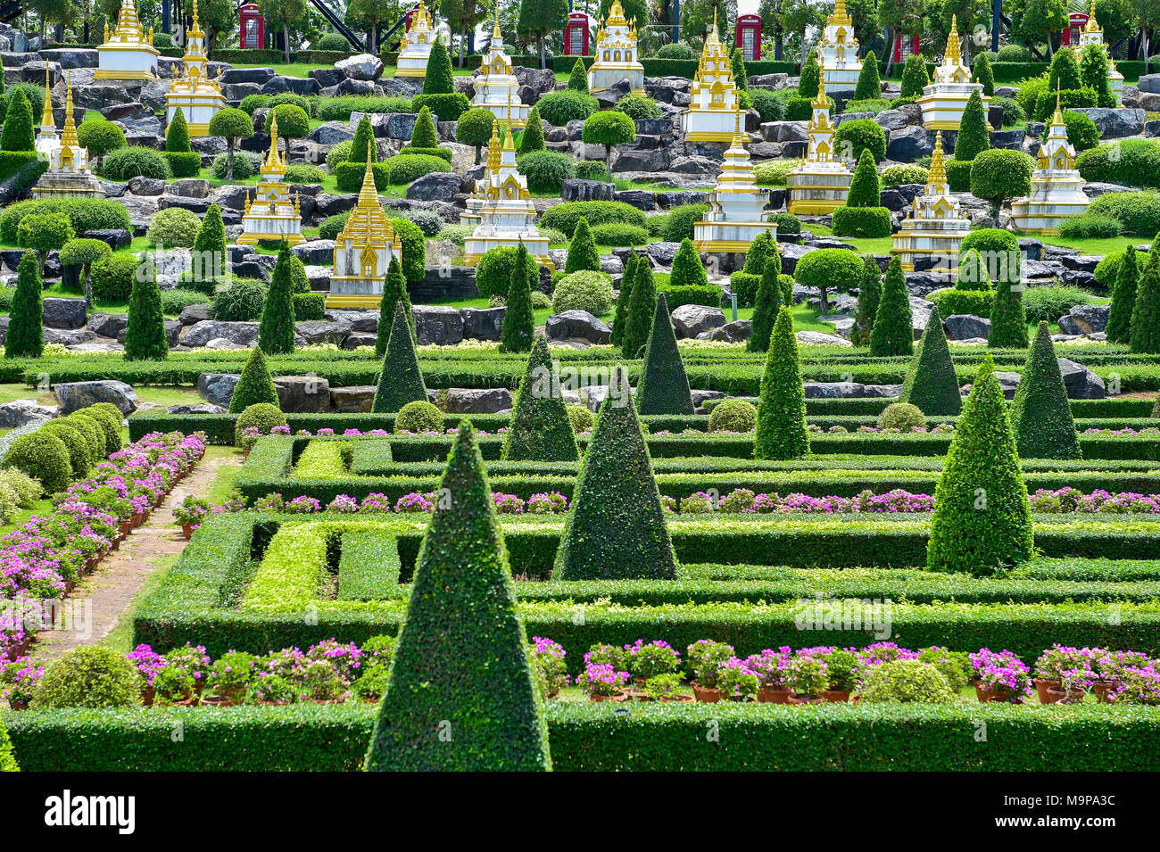 Jardín francés, el jardín botánico tropical Nong Nooch, Pattaya, Tailandia Foto de stock