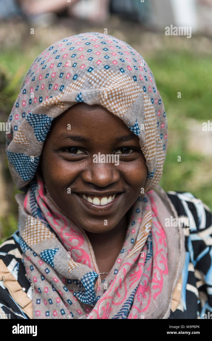 Mujer joven, Ari tribu, retrato, las naciones del Sur las Nacionalidades y los pueblos de la región, Etiopía Foto de stock