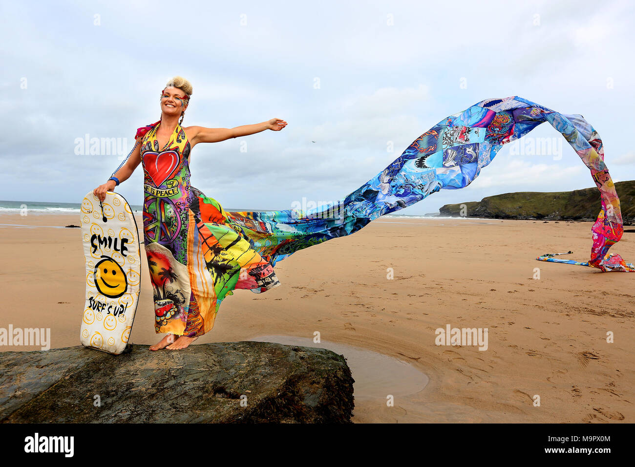 Emma Adams lleva un vestido hecho de 100 descartados bodyboards para  resaltar el impacto de desechos en la playa en el medio marino. El vestido  tiene un 72 foo Fotografía de stock - Alamy