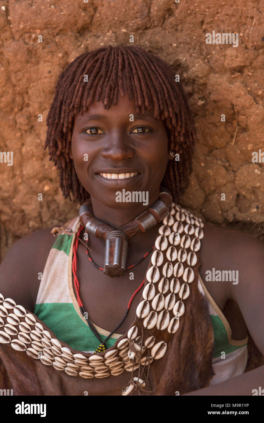 Mujer sonriente, retrato, Hamer Tribe, mercado de Turmi, las naciones del Sur las Nacionalidades y los pueblos de la región, Etiopía Foto de stock
