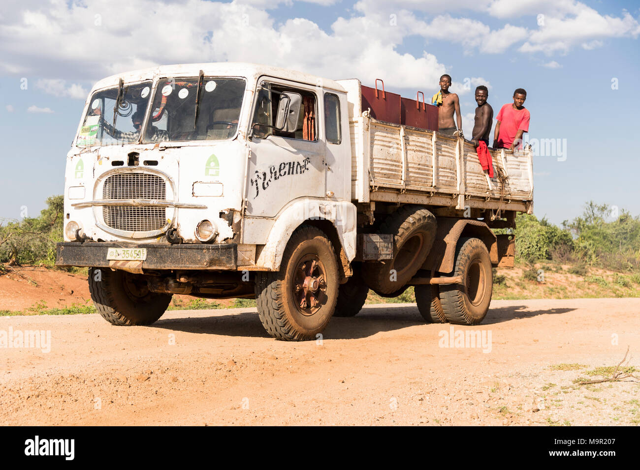 Carretilla con trabajadores agrícolas en el espacio de carga, Country Road cerca de Turmi, las naciones del Sur las Nacionalidades y los pueblos de la región, Etiopía Foto de stock