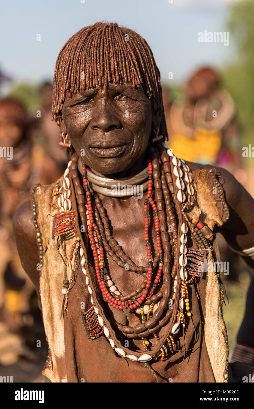 Anciana con joyas tradicionales, retrato, Hamer Tribe, mercado de Turmi, nacionalidades y pueblos de las naciones del sur de la región Foto de stock