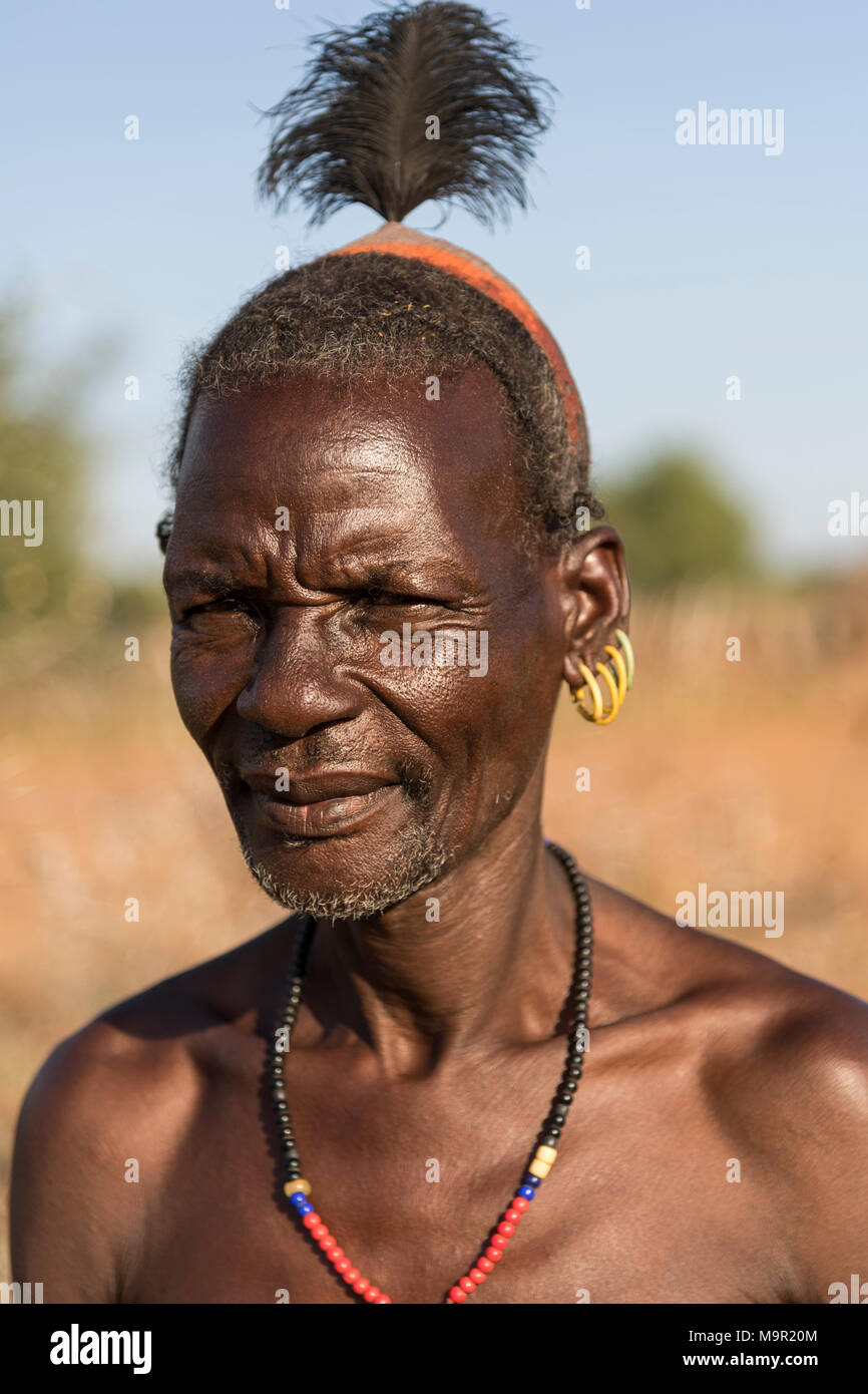 Anciano con adornos de cabello, retrato, Hamer Tribe, mercado de Turmi, nacionalidades y pueblos de las naciones del sur de la región Foto de stock