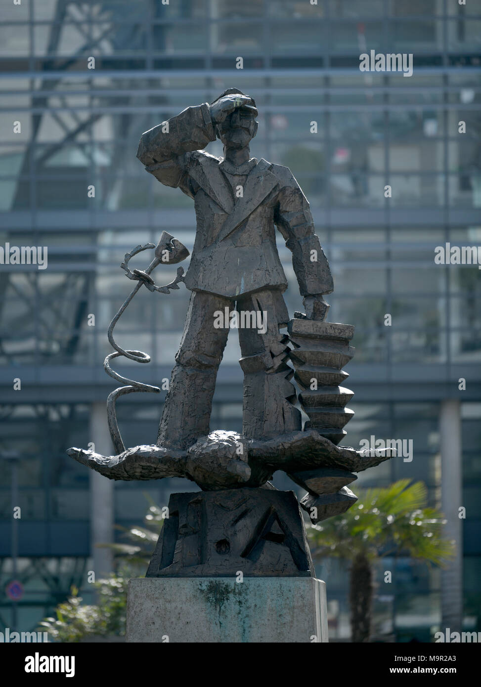 Hans Alber de escultura por Jörg Immendorff en el Medienhafen, Düsseldorf, Renania del Norte-Westfalia, Alemania Foto de stock