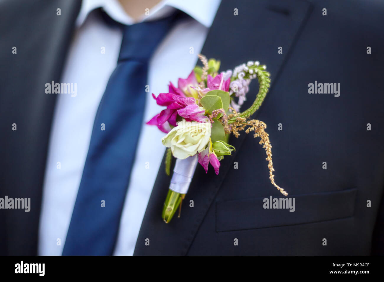 Colorido arreglo floral para la solapa del novio de boda en traje de novio,  closeup Fotografía de stock - Alamy