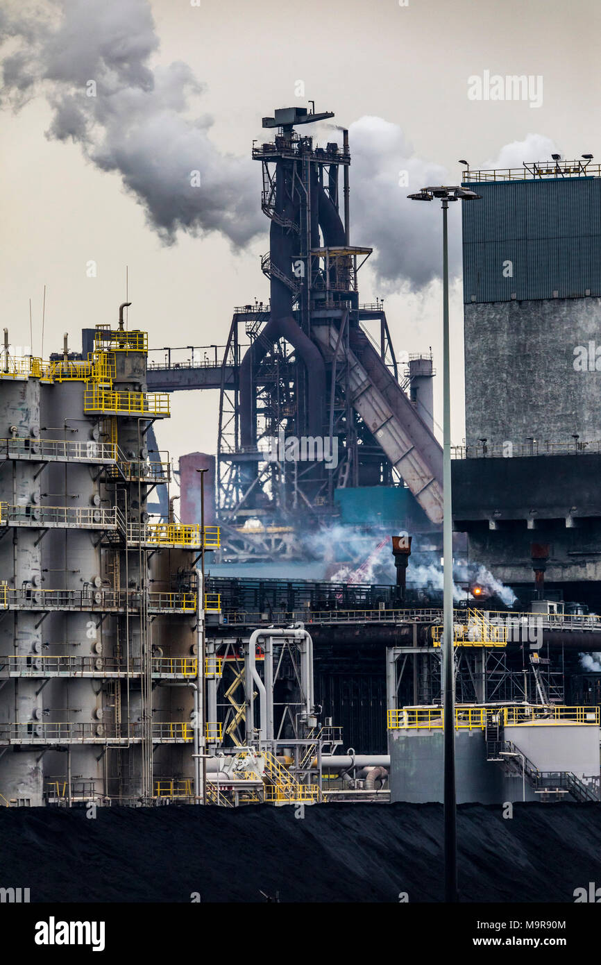 El Tata Steel acerías en IJmuiden, Velsen, Holanda Septentrional, Holanda, la zona industrial más grande en los Países Bajos, 2 hornos, 2 plan de coque Foto de stock