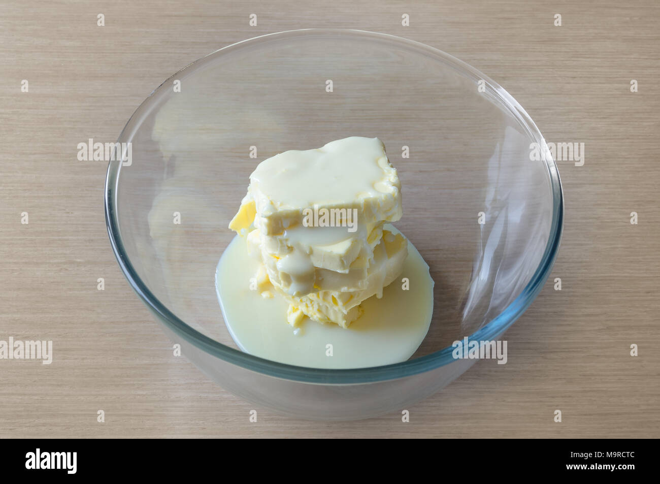 Recipiente con ingredientes leche condensada y mantequilla para cocinar  crema de mantequilla de acuerdo con la receta casera Fotografía de stock -  Alamy