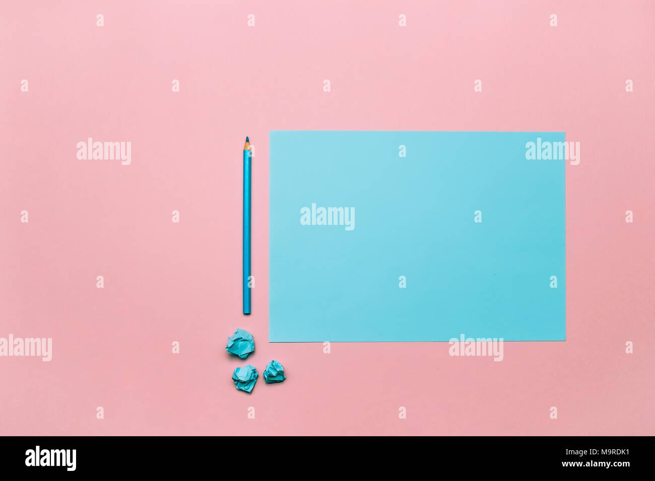 Dos tonos de azul y rosa de color contraste con fondo de papel arrugado y bolas de madera azul lápiz. Vacía en blanco para el texto y el diseño. Foto de stock