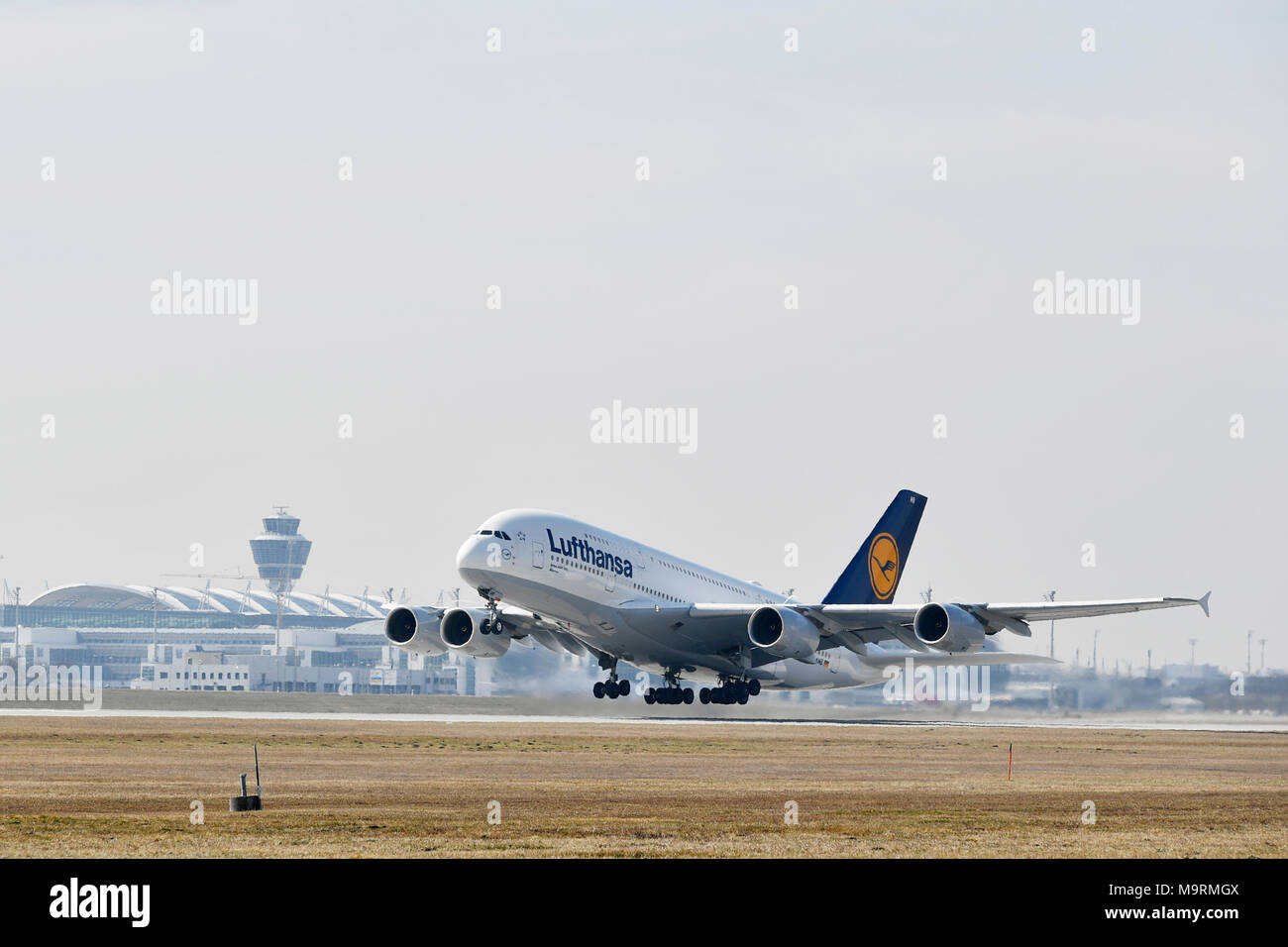 Lufthansa, Airbus A380-800 y A380, 800, Aeropuerto, Munich, rollo, in, out, iniciar, tomar, Terminal 1, Terminal 2, Torre Satellit, empujar el camión, MUC, Foto de stock