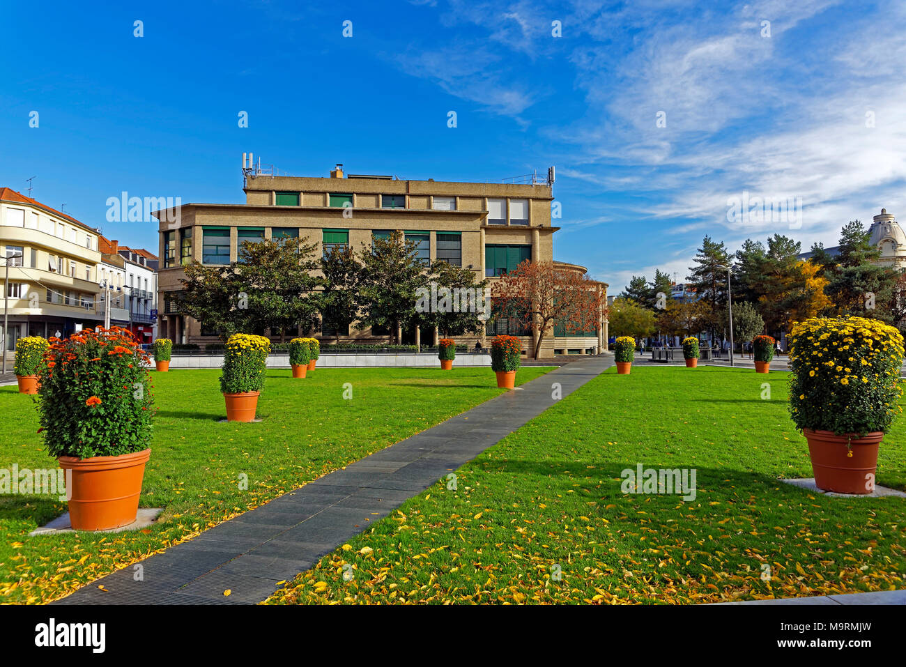 Europa, Francia, Auvernia, Vichy, Place Charles de Gaulle, Place Charles de  Gaulle, macetas, post, banco postal, arquitectura, árboles, edificios, plan  Fotografía de stock - Alamy