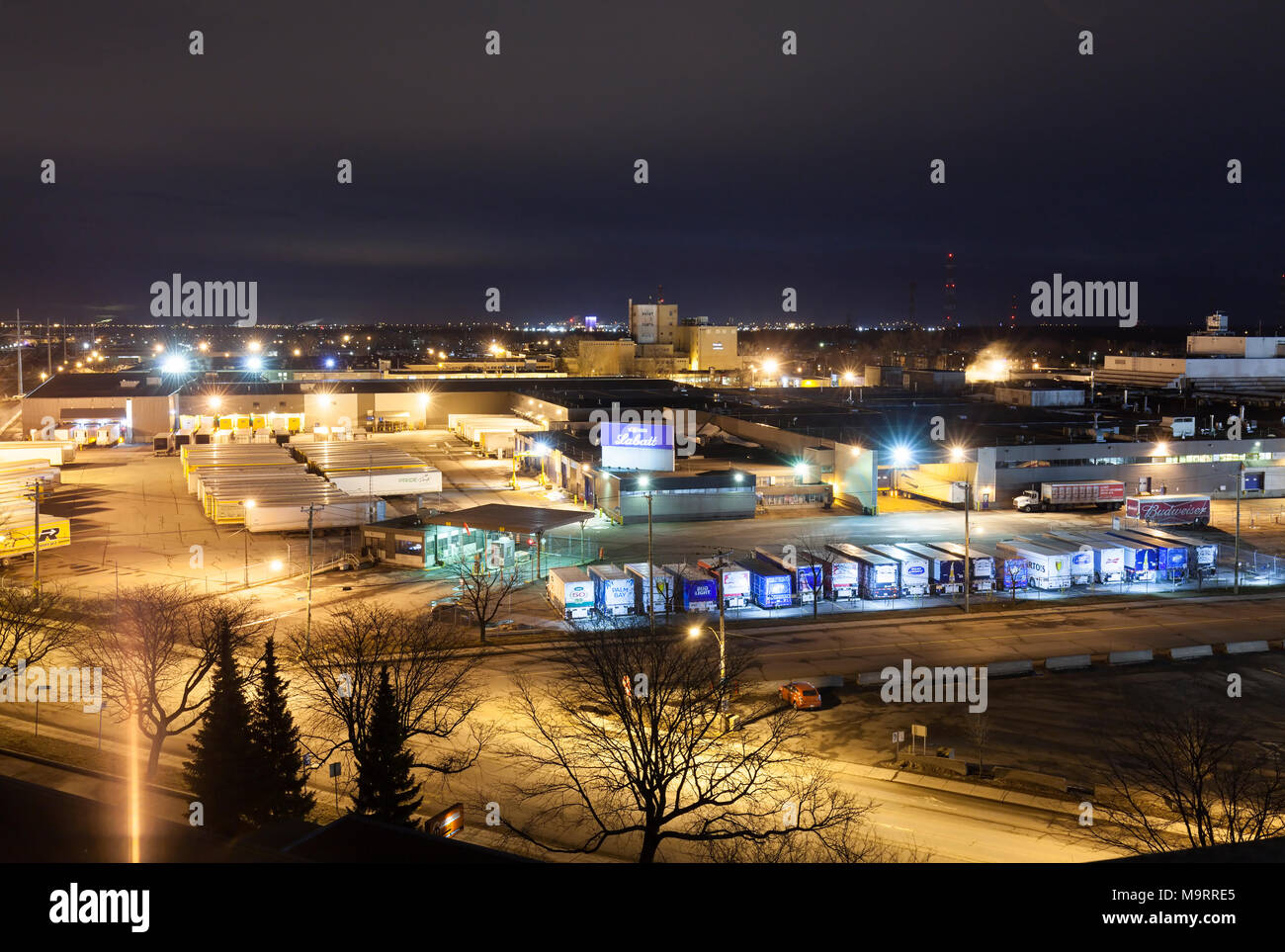La Labatt Brewing Company Factory en la noche en Montreal, Quebec, Canadá. Foto de stock