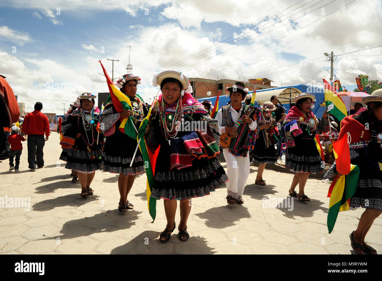 Mujer bailando en ropa tradicional durante un festival en centro de Uyuni, Bolivia Fotografía de stock -
