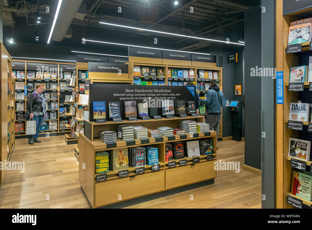Washington, DC - La librería de Amazon en el barrio de Georgetown de  Washington. La tienda abrió sus puertas en lo que solía ser una librería  Barnes & Noble. Se displa Fotografía